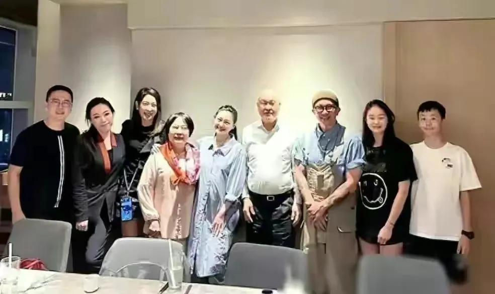 大S家好像很喜欢搞聚餐这种活动，动不动就一大家子人或者十来个朋友聚一起。导致每次