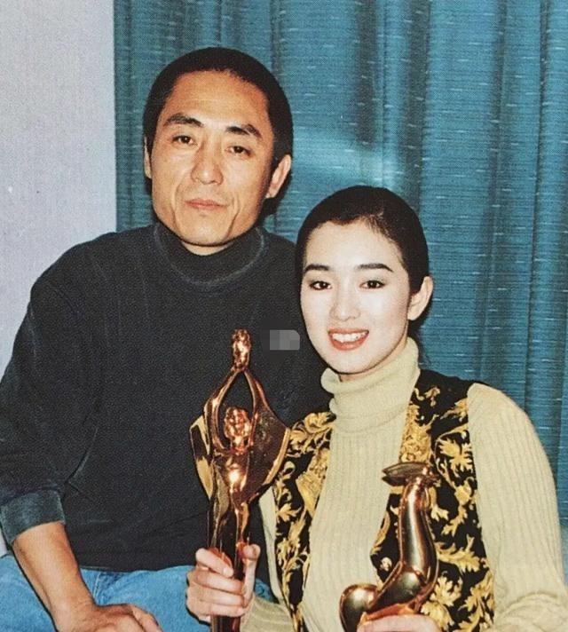 1995年，同居8年后，巩俐卑微地向张艺谋说：“结婚吧，我给你生三四个孩子！”谁