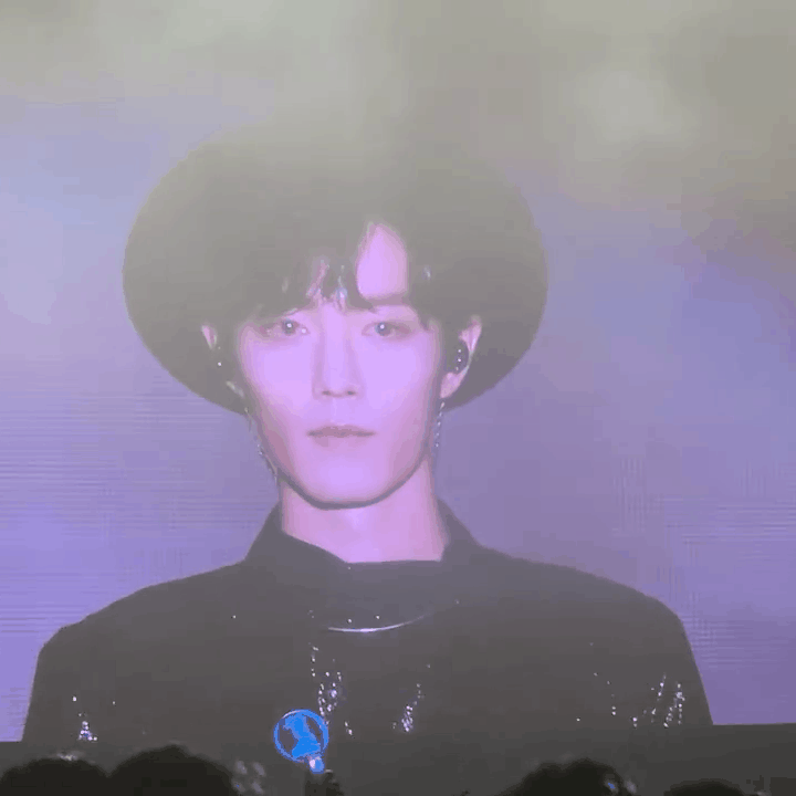 放弃设计赛道闯荡演艺圈，素人逆袭成顶流的故事太燃了！长期领跑热度榜，两部现象级大