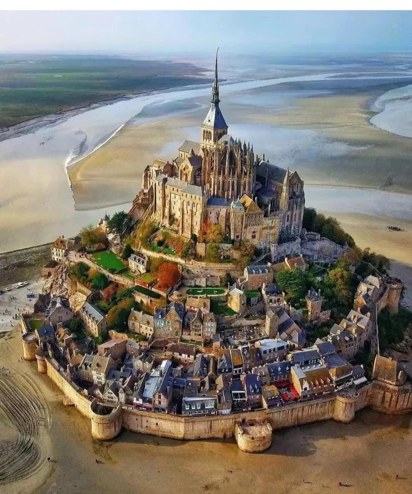 孤悬海上的圣米歇尔山
圣米歇尔山是天主教除了耶路撒冷和梵蒂冈之外的第三大圣地，位