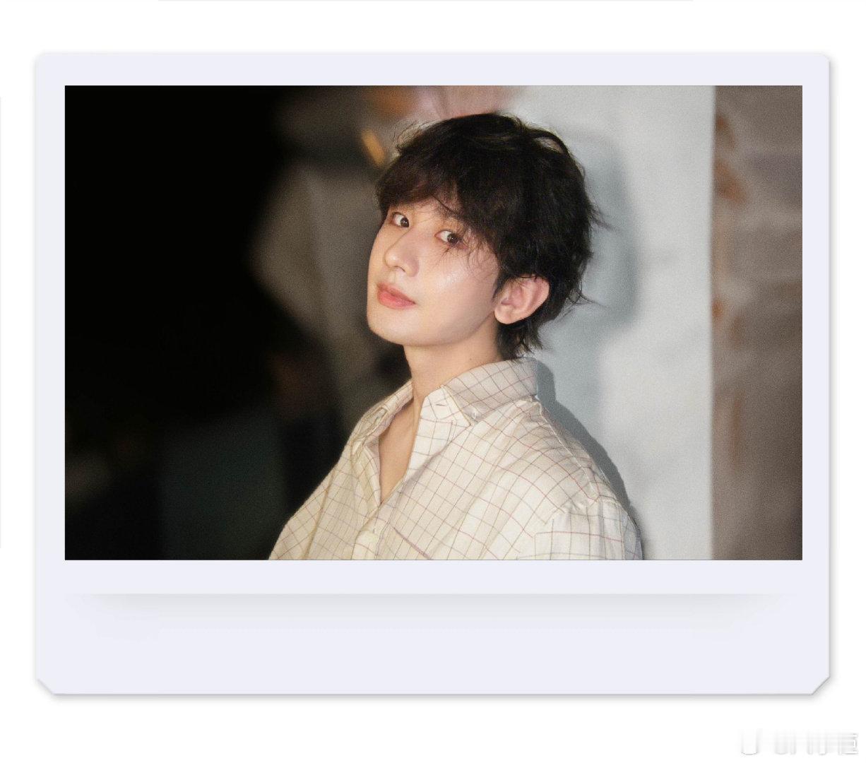 睡着的成毅软乎乎 一边是马不停蹄的行程，一边是始终在线的温柔笑眼，把两件看似矛盾