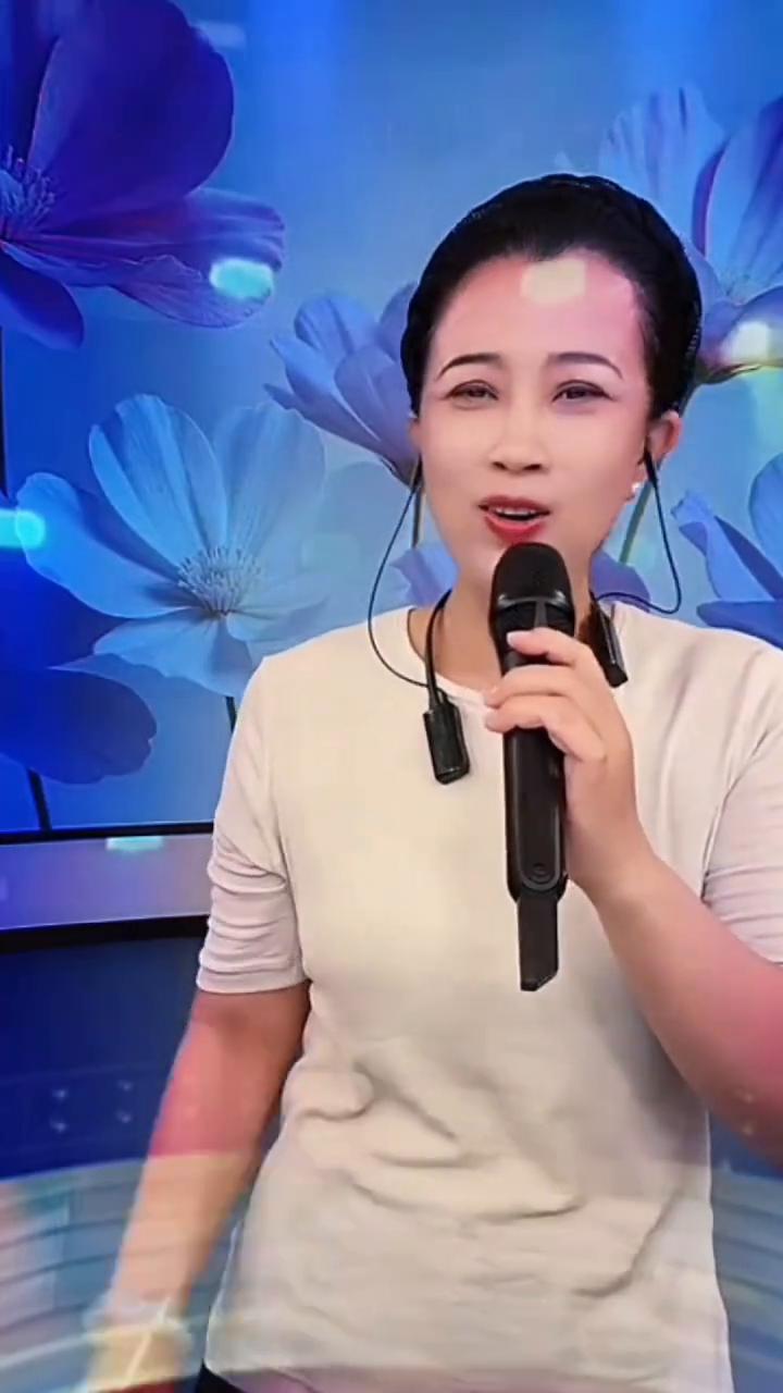 岁月如笔写春秋，一生知己最难求。相逢本是百年修，缘聚今生不可丢。时光酿酒将温柔，