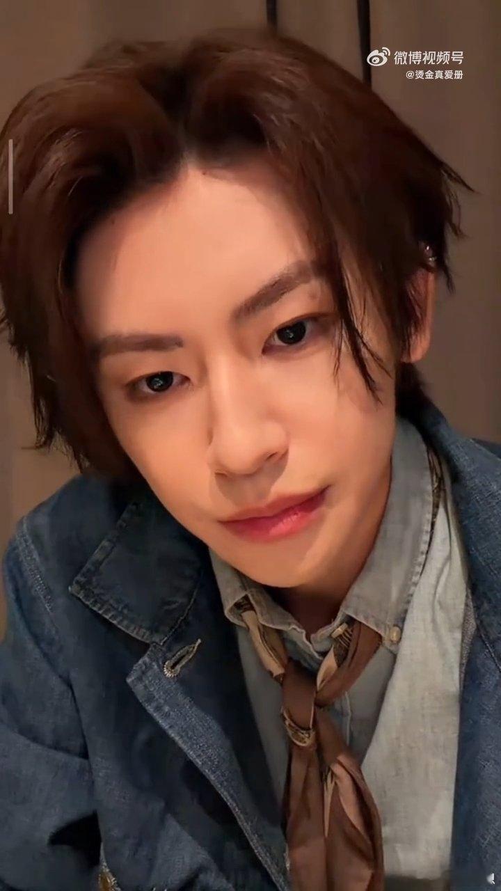 小鬼直播 小鬼直播太圈粉了，每个问题都认真答。他说不再依赖哥哥不等于长大，说明哥