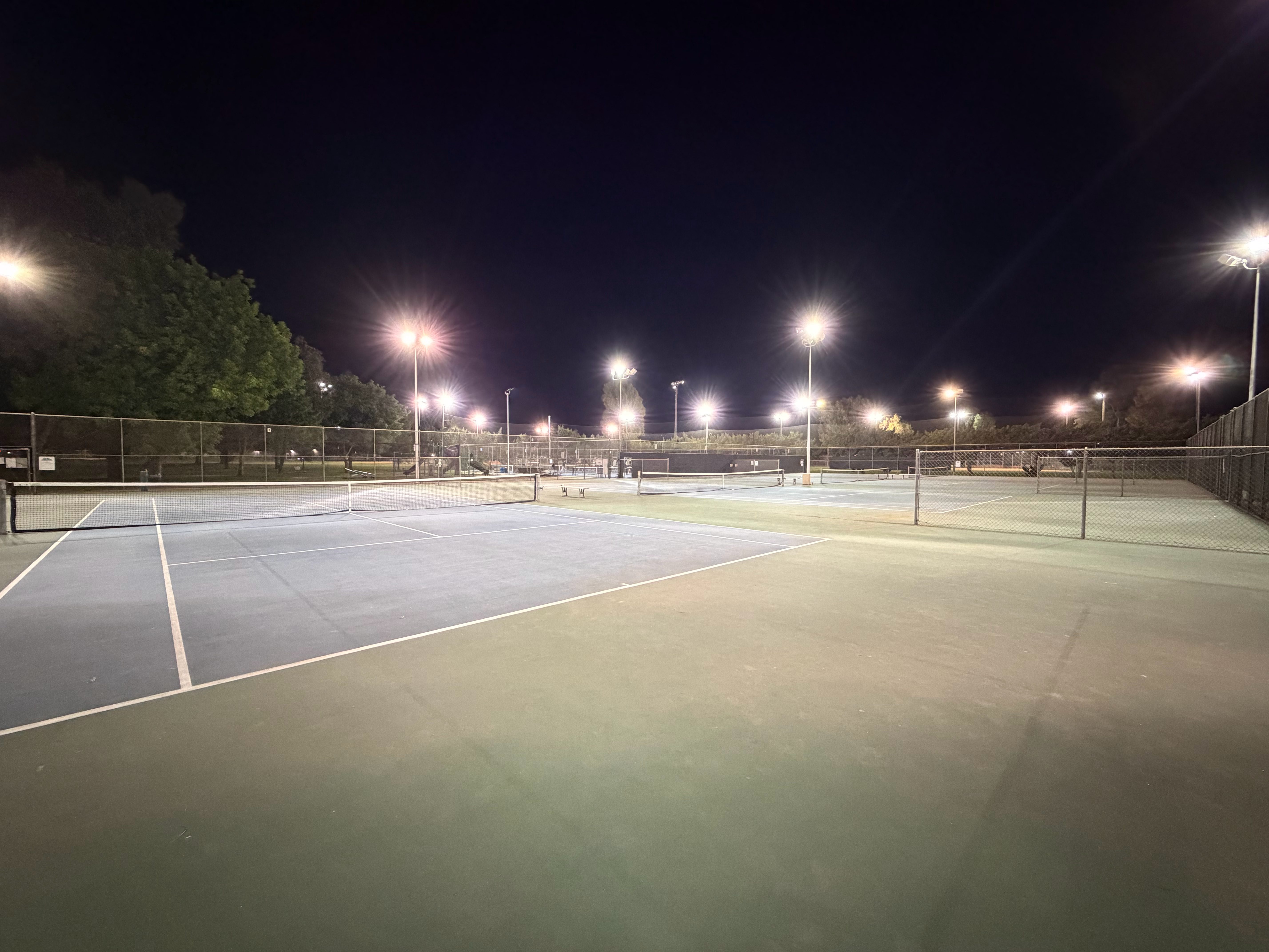 每次在美国拍摄，一天天光开车了，巨远[脸红]酒店门口有一大片免费网球场，竟然没人