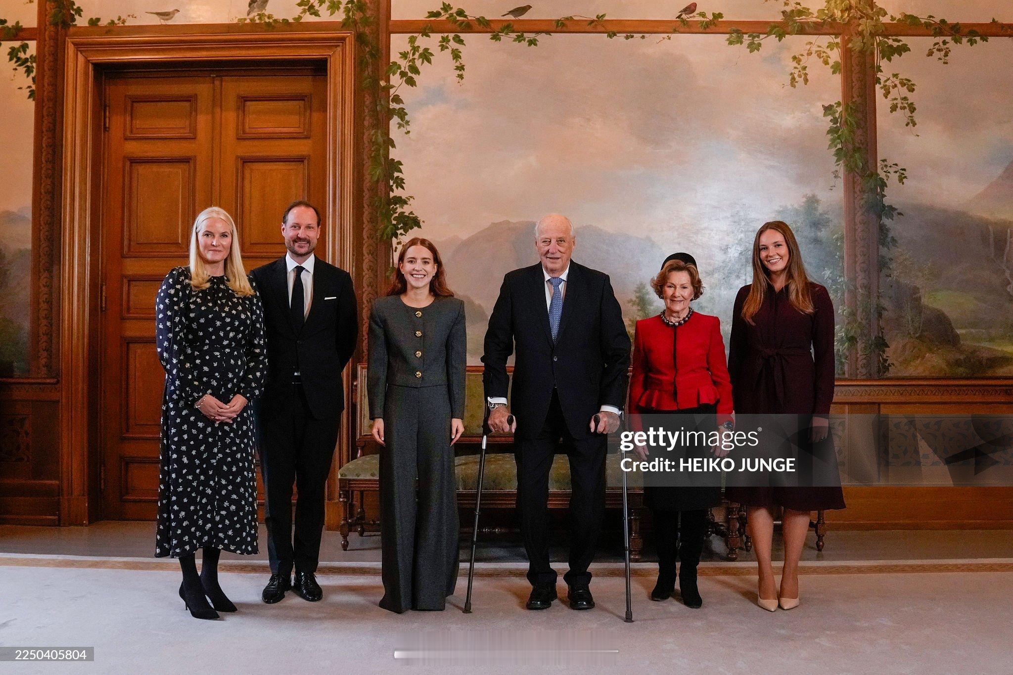 12.10 挪威王室成员出席一年一度诺贝尔和平奖的颁奖礼，和平奖放挪威颁发是炸药