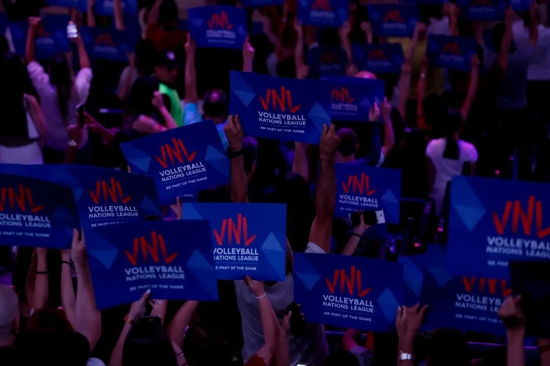 世界排球联赛 国际排联排球世界：“VNL2025 ：排球的心跳❤️🔥场馆人头攒
