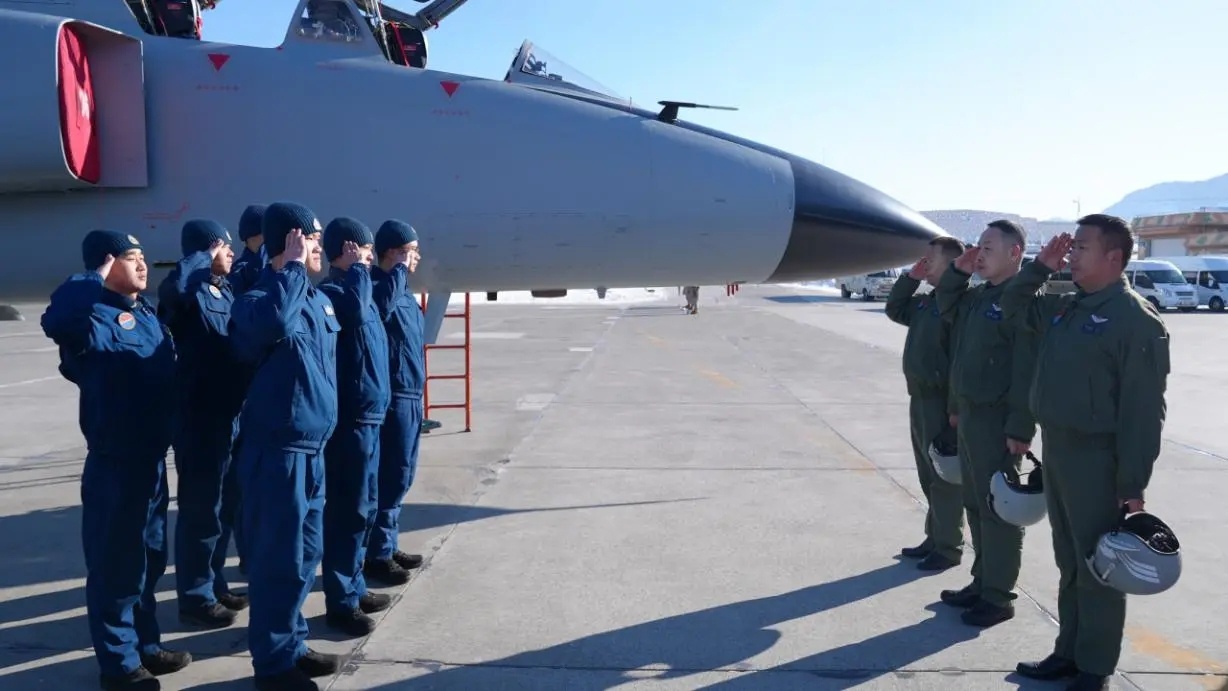 铁打的豹爷，流水的飞飞。西部战区空军某部举行“告别蓝天仪式”。 