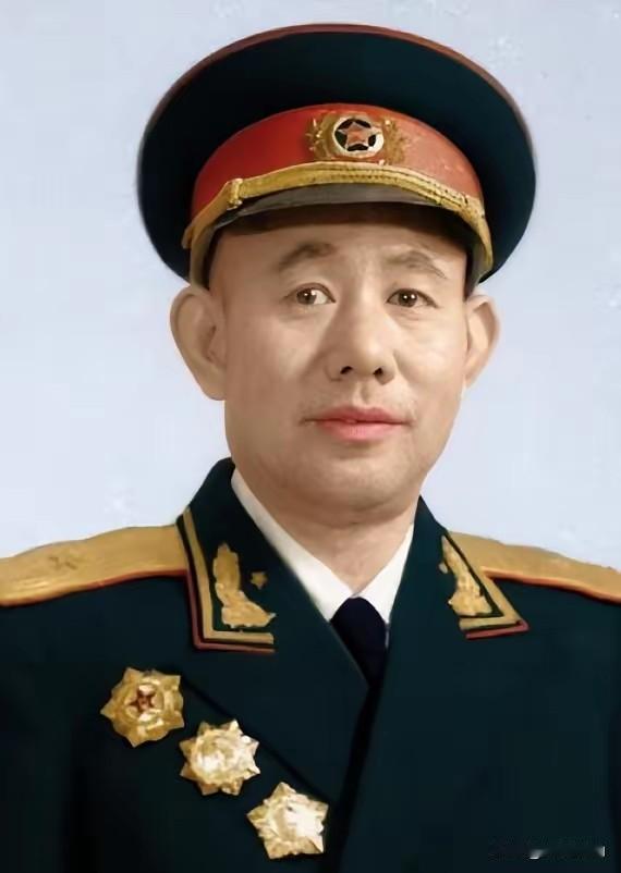 [微风]1951年，一群志愿军在撤退时，猛然发现眼前狭隘的山谷中，竟出现了成千上