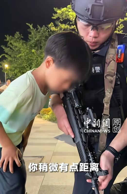 “上新华社了!”浙江嵊州，一位爸爸带着儿子街头偶遇特警队员，不料，小家伙脑洞大开