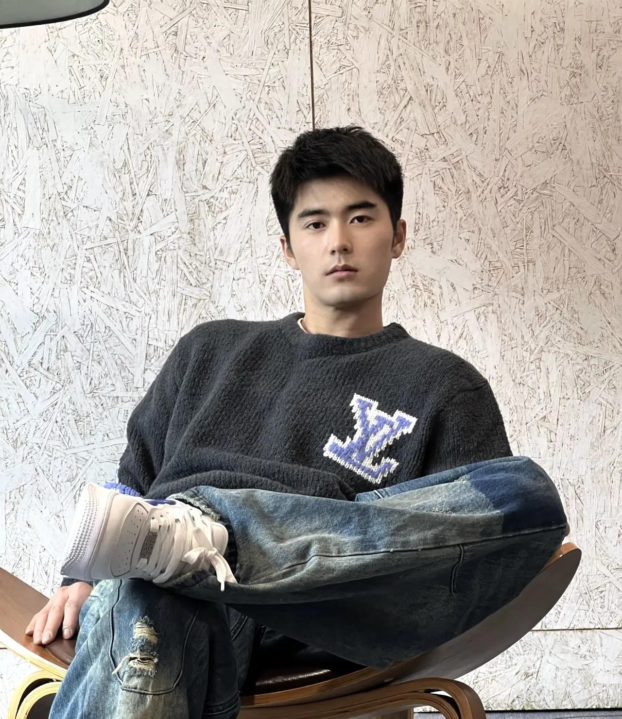 《星光》的投资方现在的心情

估计跟吃了苍蝇一样难受

新剧刚播一天就被下架，因