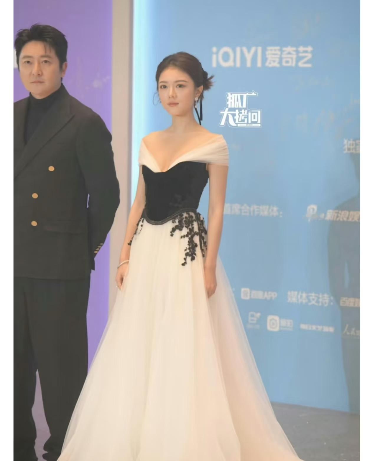 赵今麦终于穿上了能证明她美貌的裙子
工作室审美发力！！今晚的尖叫之夜看名单就知道