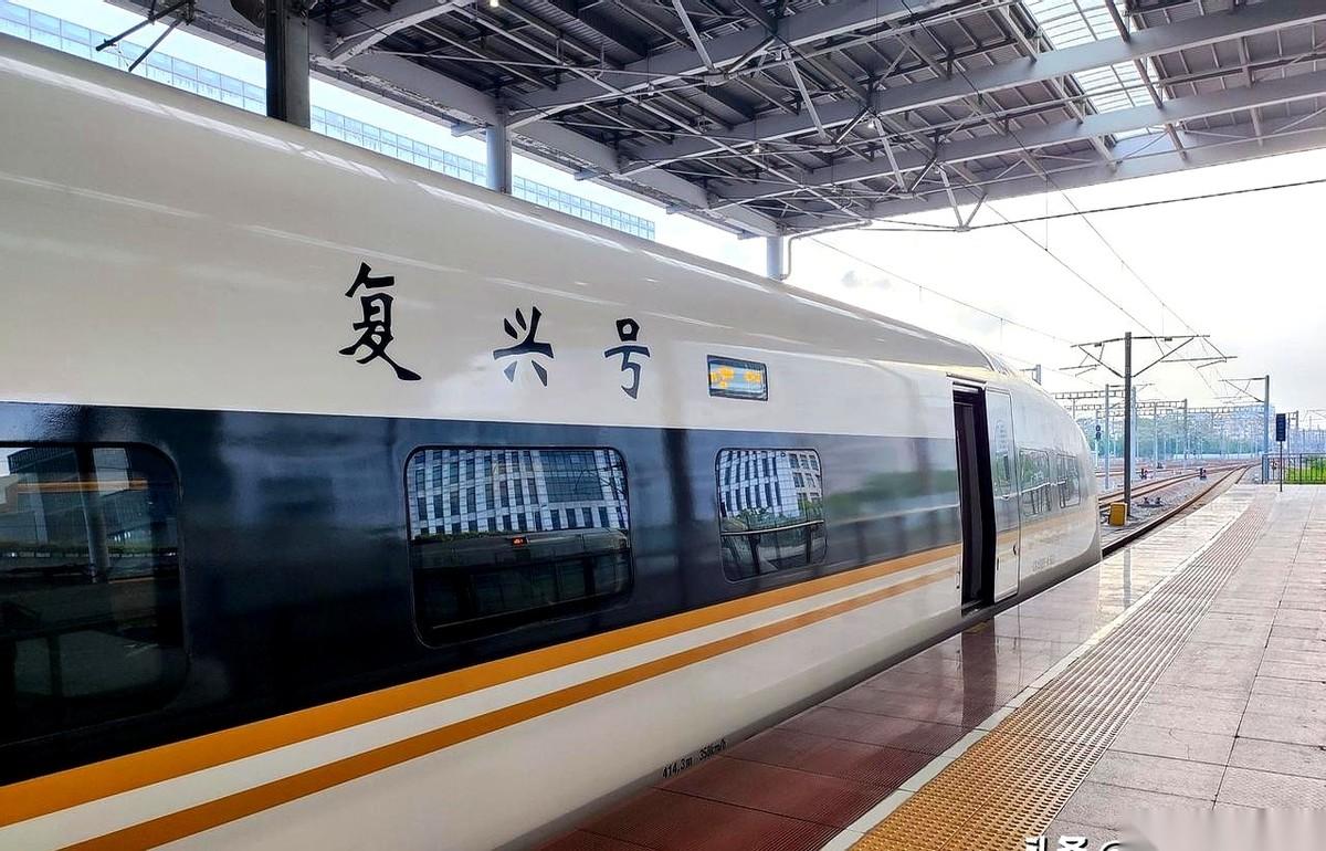 宁波到大同，这条线断了整整18年。
18年，什么概念？当年坐着绿皮车晃悠悠回家的