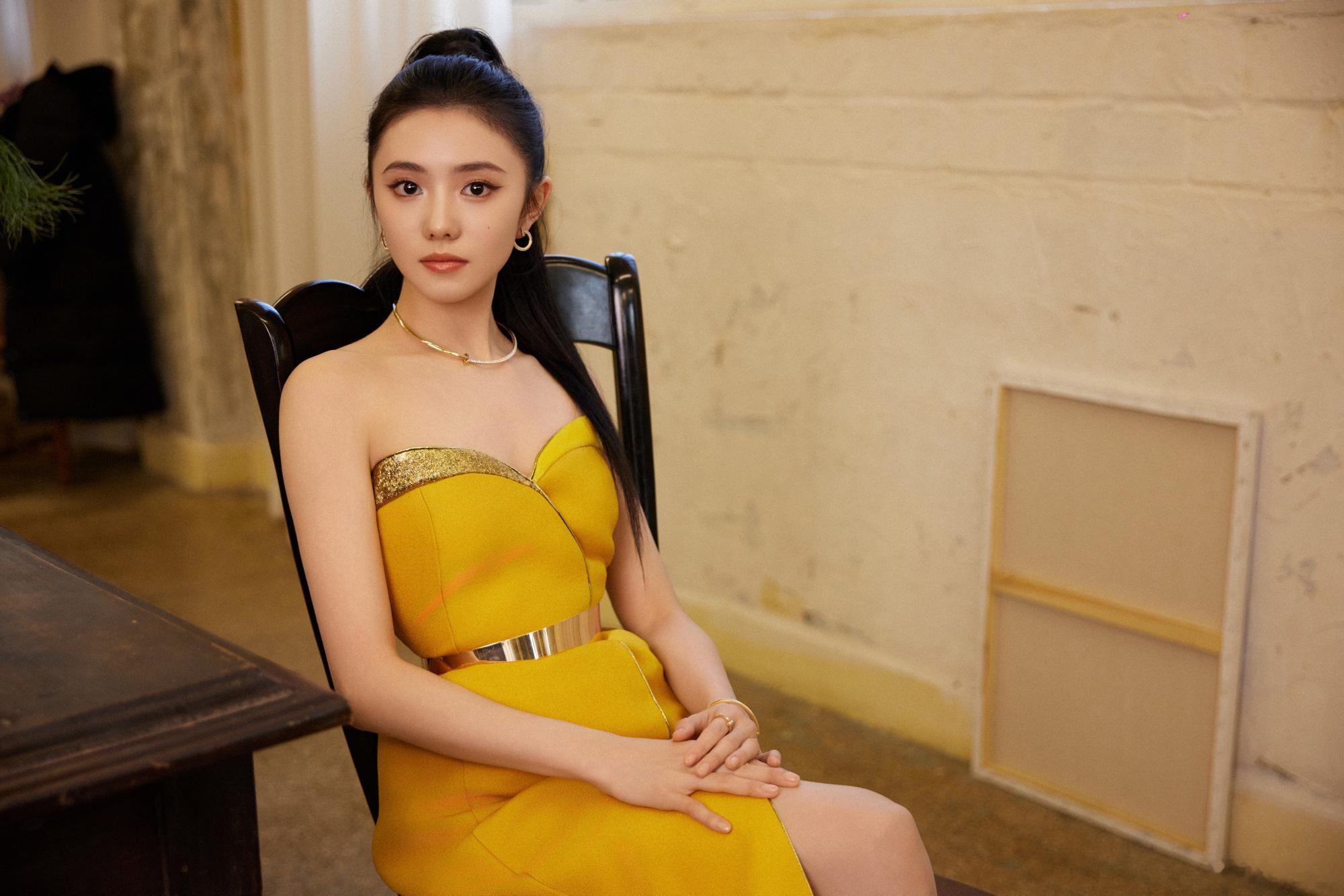 刘浩存工作室  令人崩溃的妆造。。还好存子的脸能撑。  