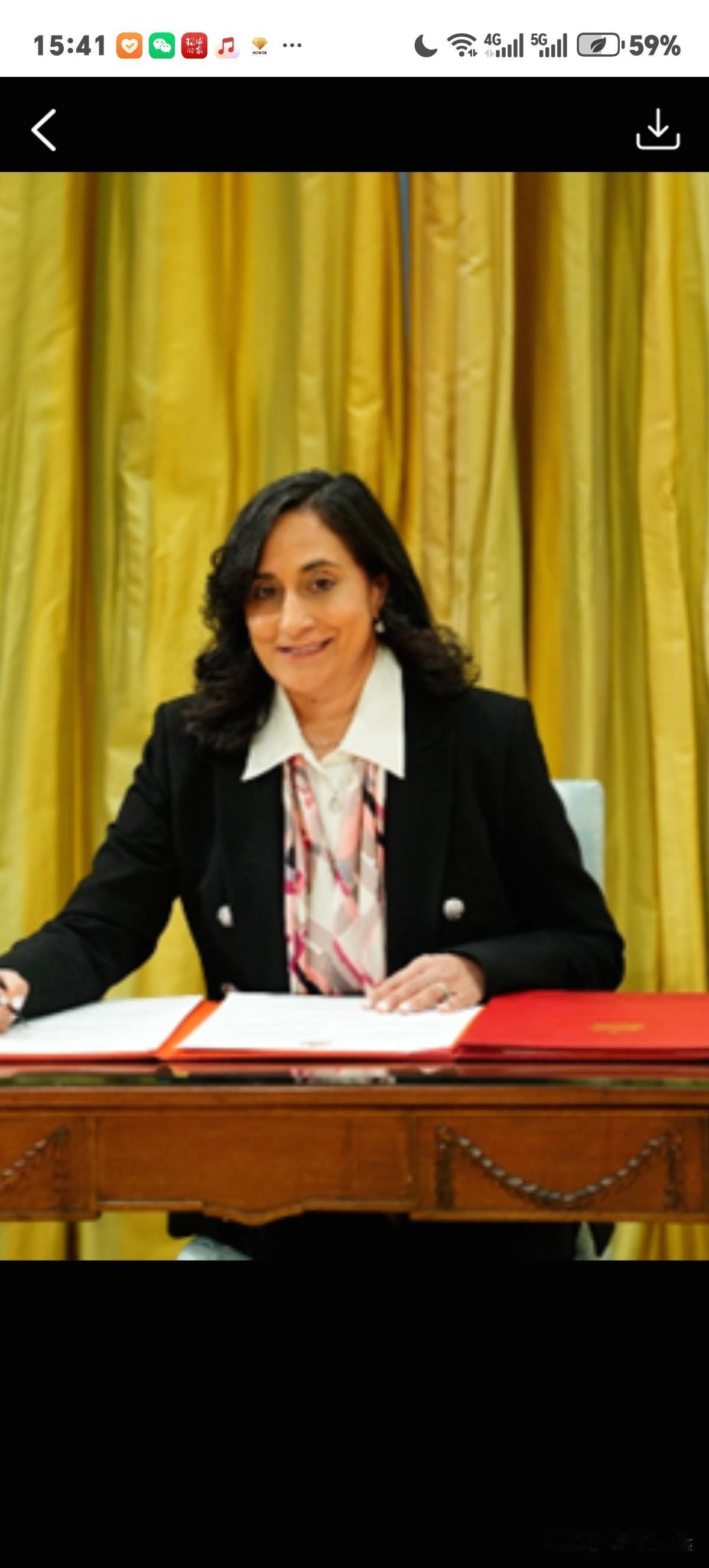 卡尼访华后，中国决定对加拿大持普通护照人员实施免签政策。加外长阿南德面露喜色马上