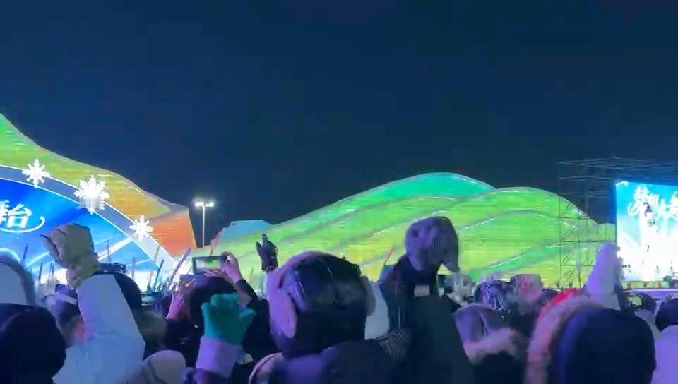 林依轮零下18度领千人蹦迪爱情鸟  林依轮又在整活了，零下18度领千人蹦迪爱情鸟
