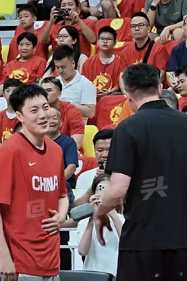 杜锋现场观看！焦泊乔轰下全队第二得分，中国男篮83:78险胜乌拉圭男篮。

佛山