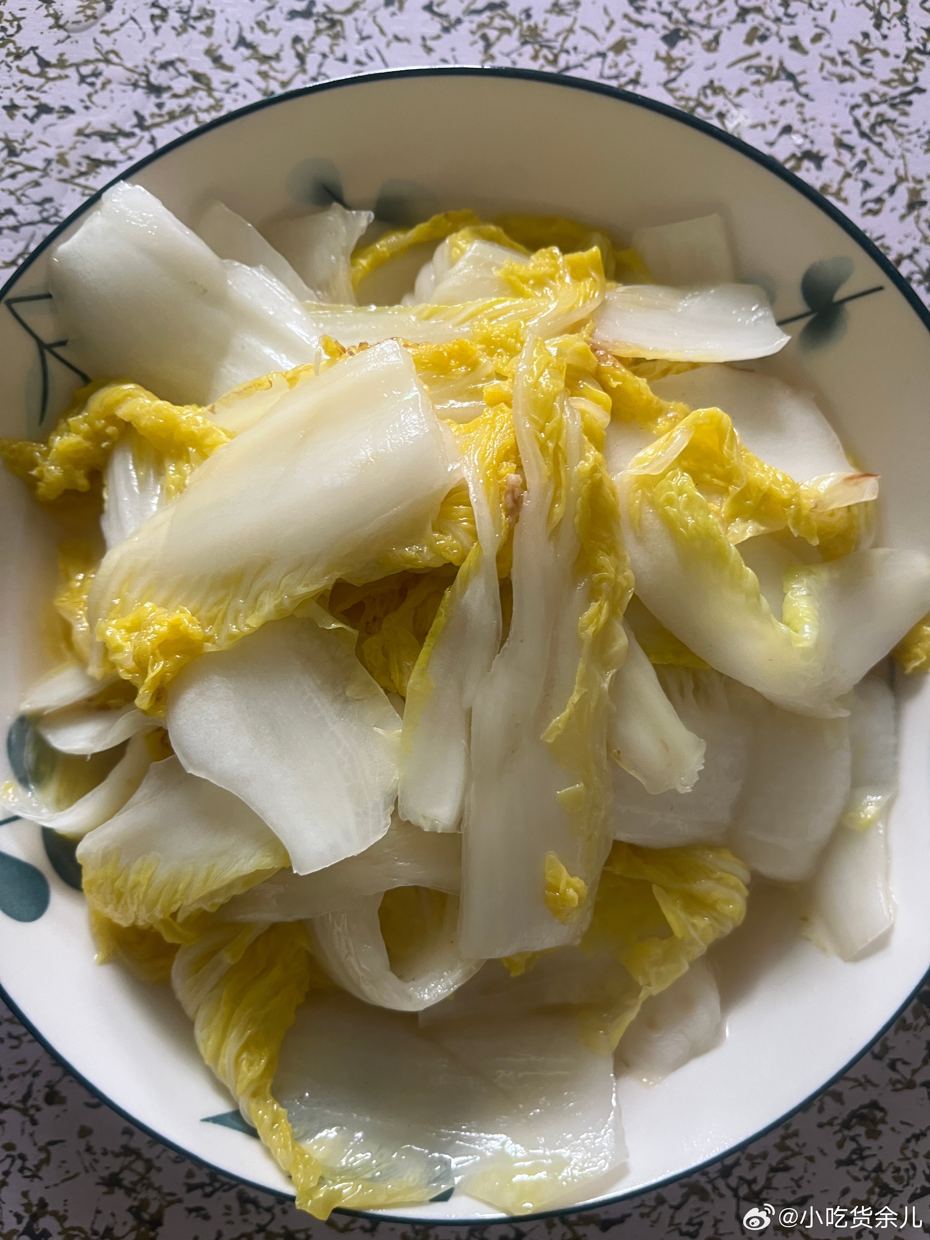 榴莲鸡汤，这个老鸡我炖了一个小时，还是那么硬，汤确实好喝，柠宝一碗，我一碗。娃娃