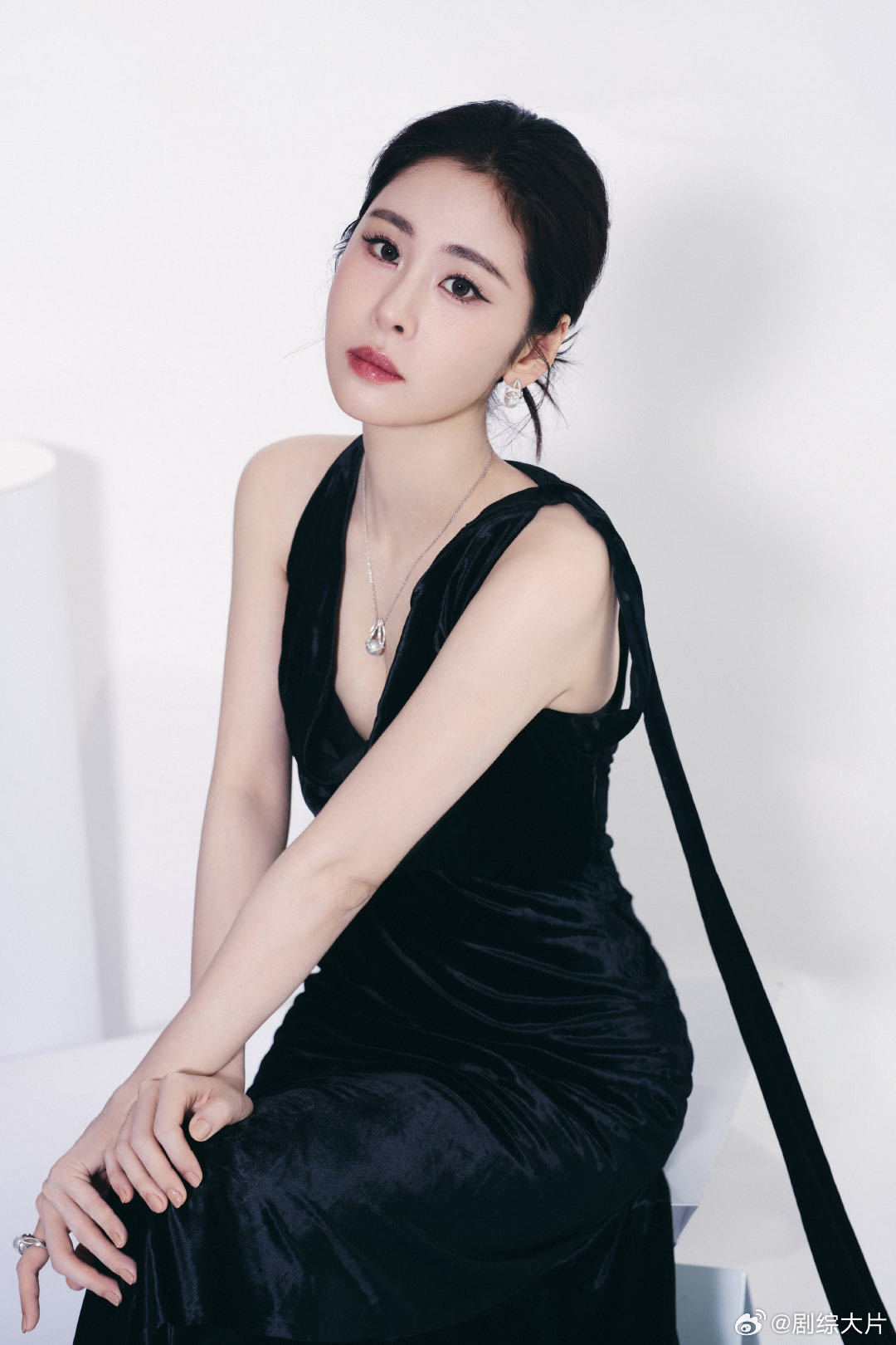 张碧晨美的好知性 张碧晨一周解锁两个高定品牌线下亮相的张碧晨氛围感拉满，简约黑裙