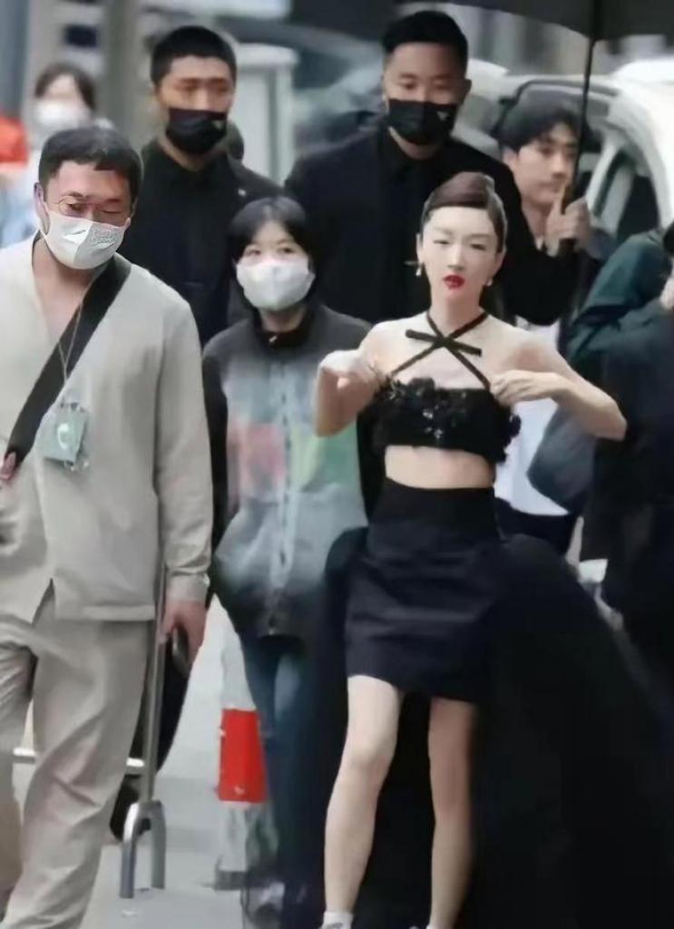 哈哈，原来周冬雨这件礼服是想要这样的效果，可是她瘦骨伶仃，个头矮小，平板身材，像