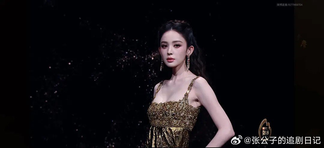 娜扎 人间维纳斯娜扎这造型直接封神，冷白皮配鎏金裙贵气拉满，每一步都踩在我审美上