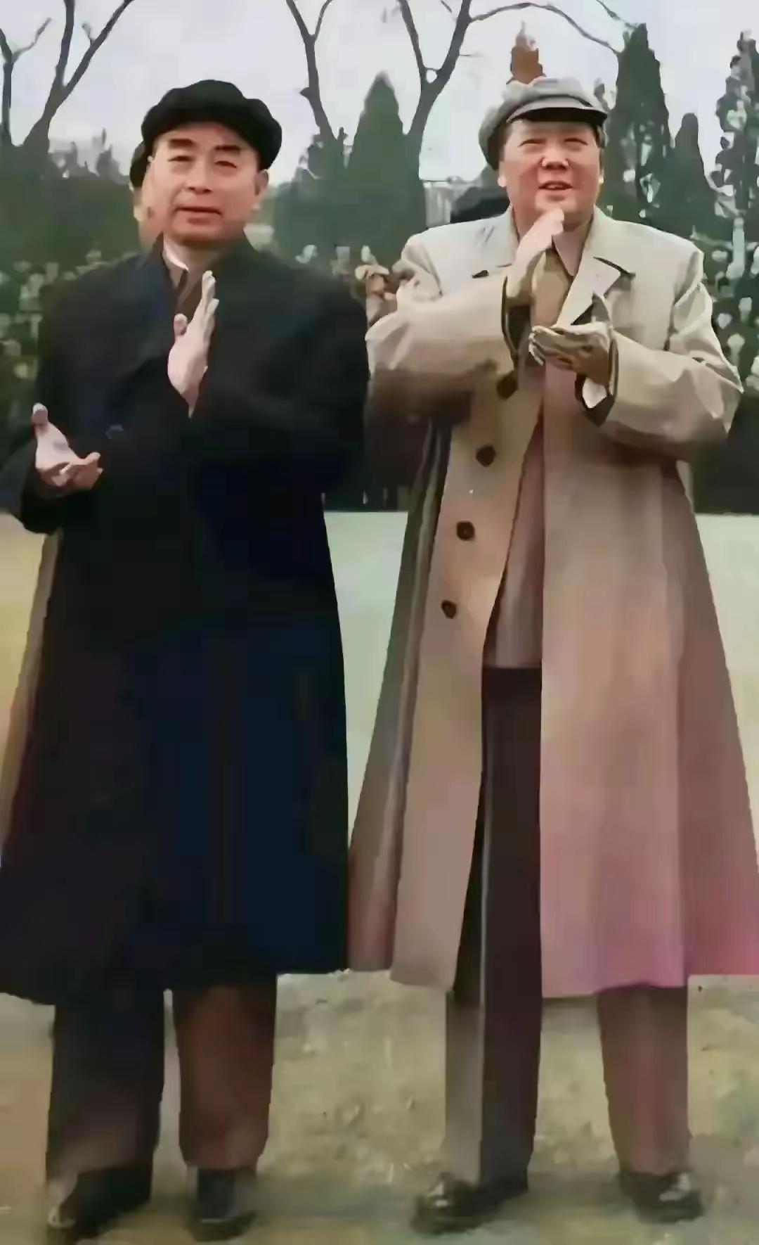 奋斗一生，团结一致的伟大领袖毛主席和敬爱的周总理，都看看吧，这可不是演员扮演的。