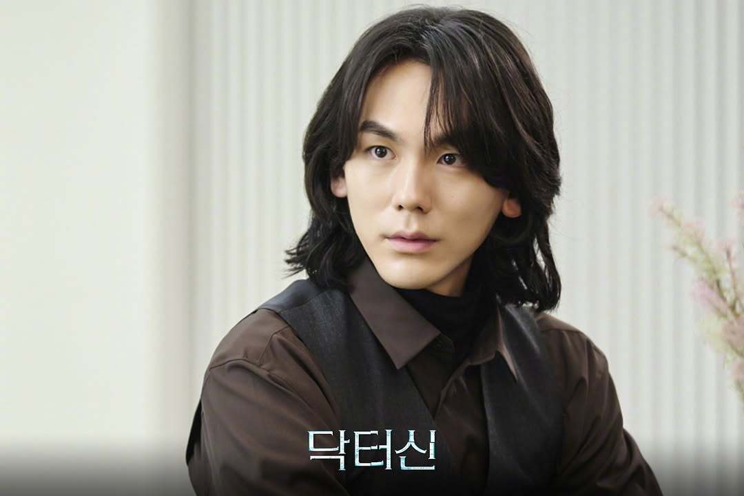 TV朝鲜新周末剧Doctor申 公开闵善洪白瑞拉 剧照。 该剧讲述挑战神的领域的