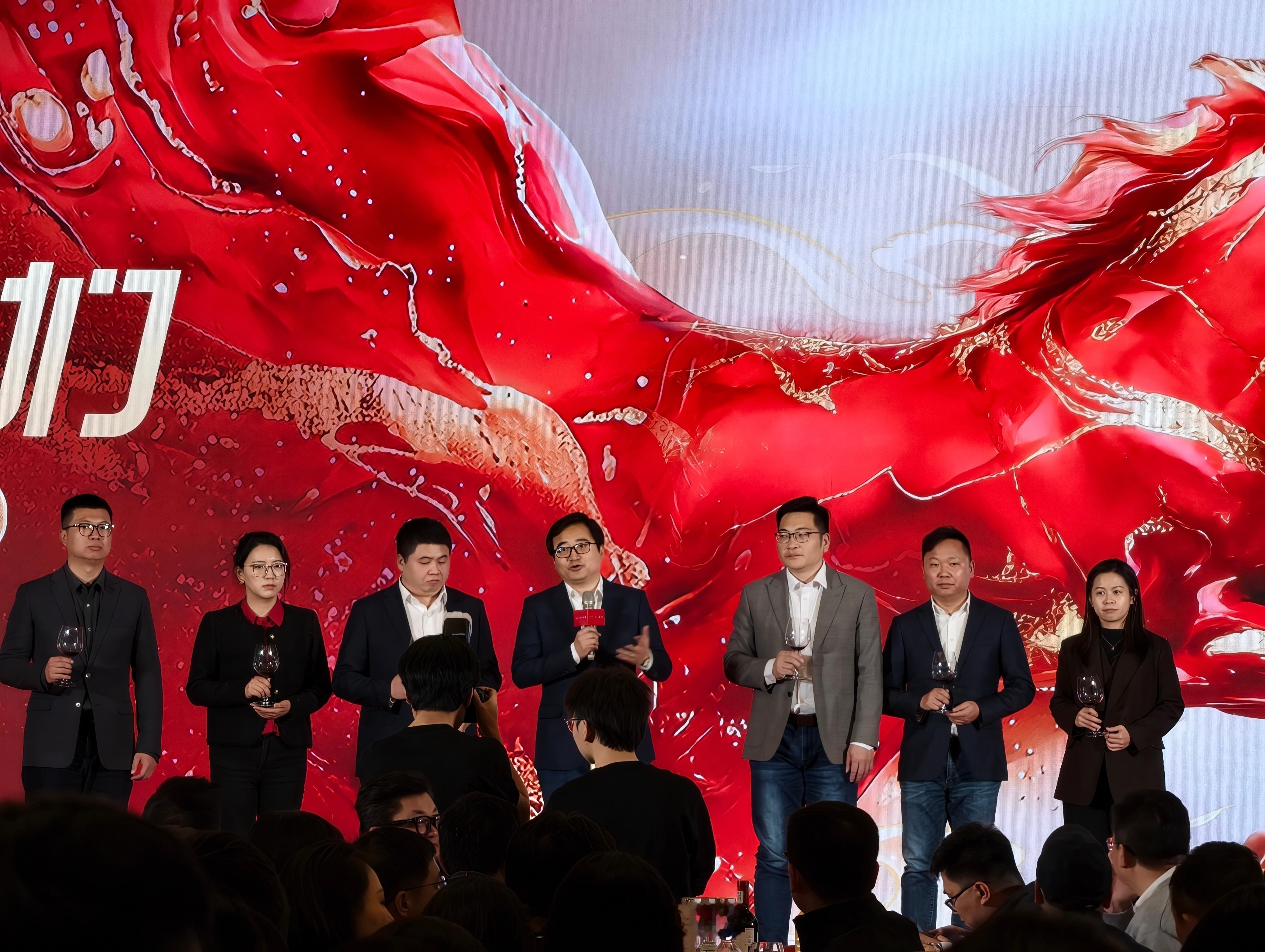 比亚迪出海太猛了，1998年开始布局电池出海，现在是整车出海，向全球普及中国新能