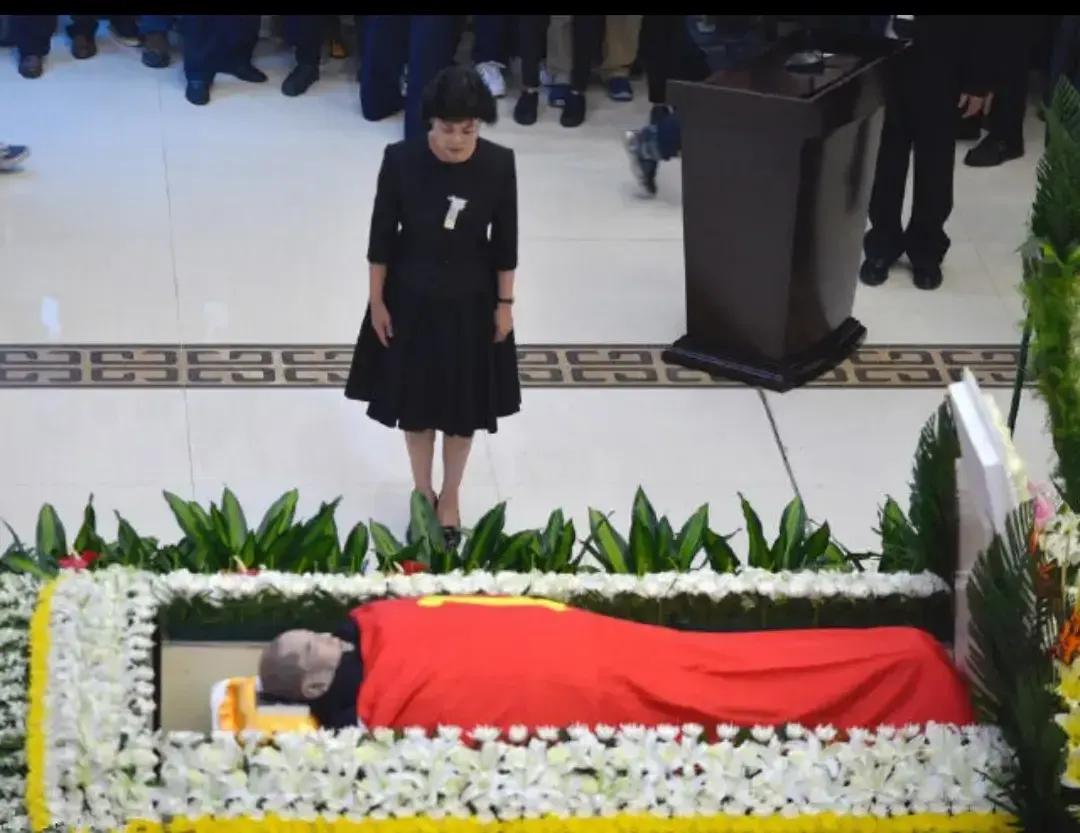 2016年，西安殡仪馆，陈忠实病逝后，一张罕见的遗容，照片中的他神态非常安详，悼