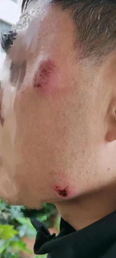 湖北武汉，某小区一男一女两名业主，去社区办公室咨询业委会的事，期间没人搭理他们。