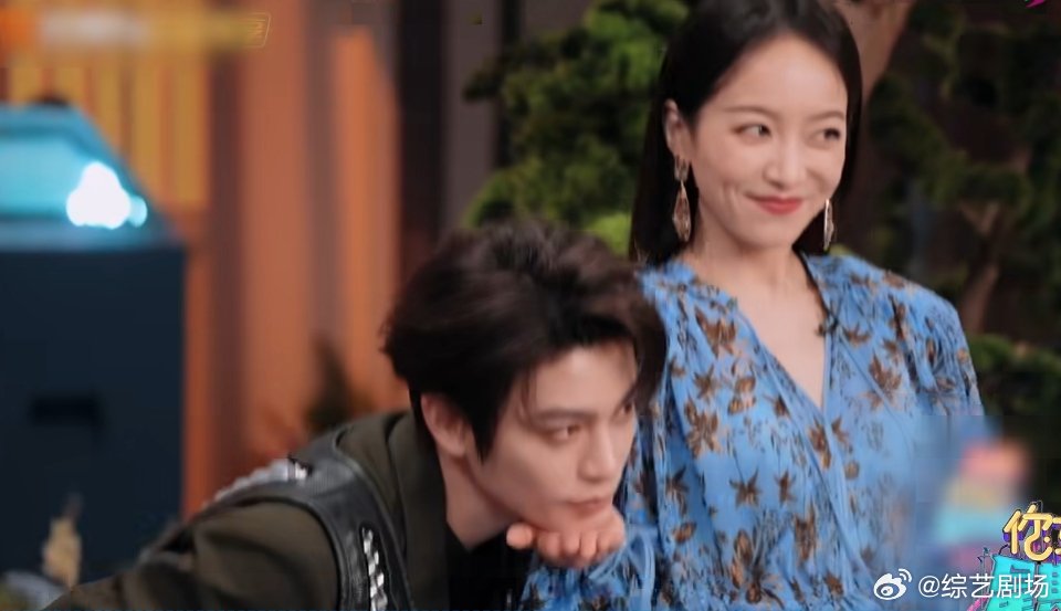 宋茜丁禹兮托脸互动 宋茜丁禹兮《你好星期六》互动，托脸杀好萌，姐狗味儿~宋茜托脸