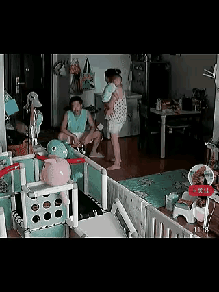 男子吐槽说，他下班后就赶紧带孩子，给孩子冲奶粉时，皮圈掉了，男子弯腰找时，妻子就