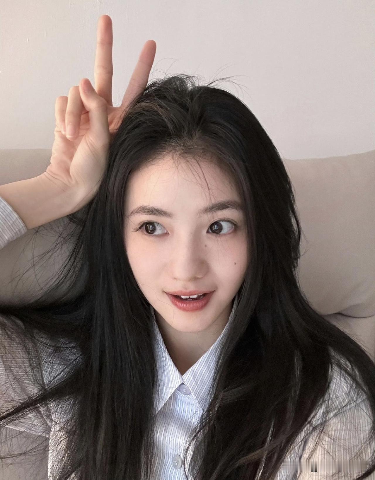 刘浩存
一个眼睛里有光的小女生
学习舞蹈的人，异常的能吃苦
你遭受了几次的网暴