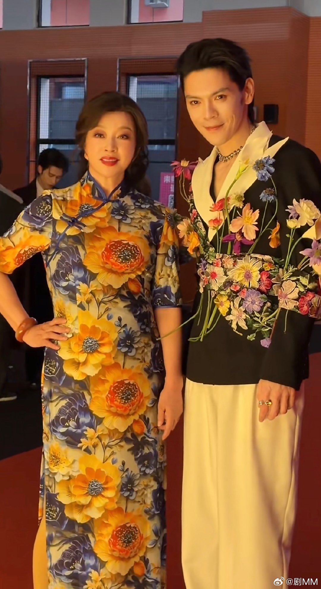 刘晓庆向佐合影向佐刘晓庆合影 向佐刘晓庆合影，两人站在一起氛围感拉满，状态在线 