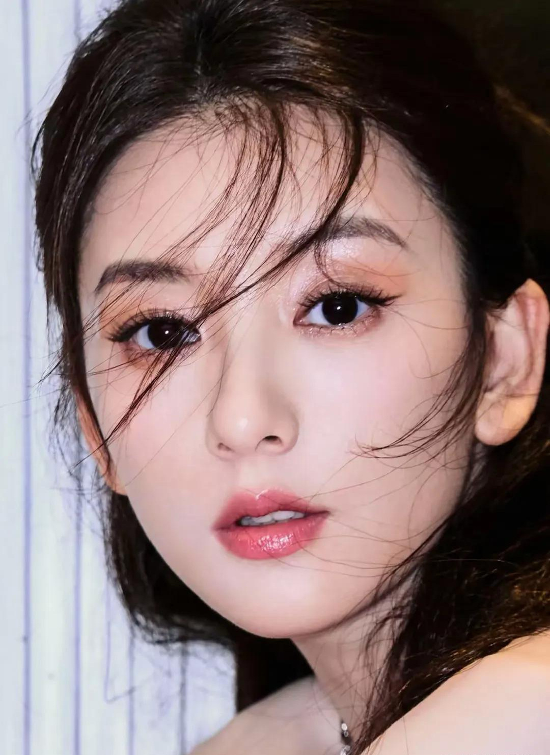 方媛注定是郭富城这辈子最合适的妻子。她聪明懂事，年轻漂亮。为了不让郭富城分心，把