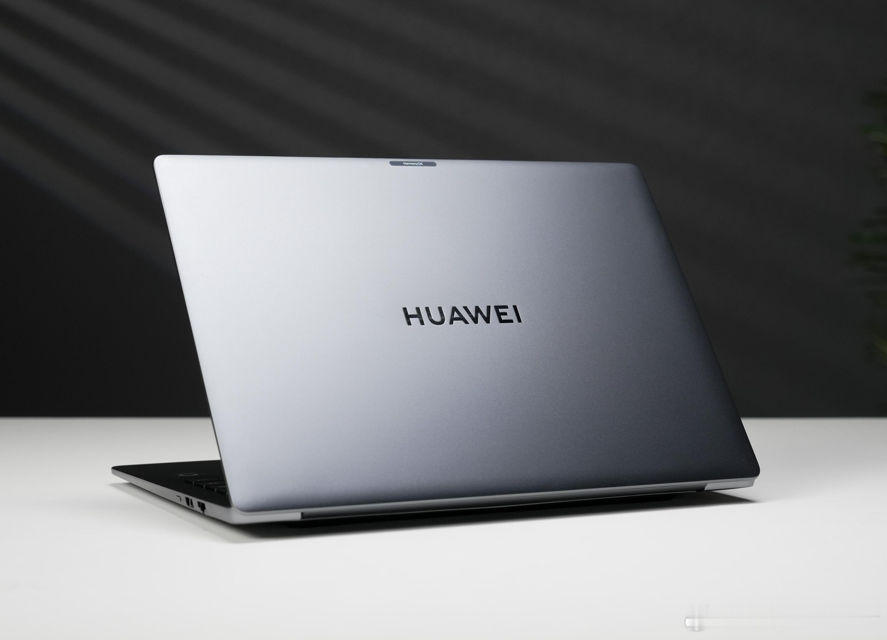 为企业而生的新产品，华为擎云HM740开箱设计简约纯净，加入了专属鸿蒙智徽符号。