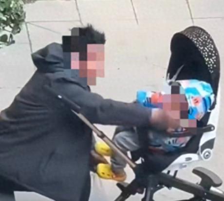 河南郑州，一男子推着婴儿车在一小区里休息，趁着四下无人，男子竟掌掴婴儿，推车里的