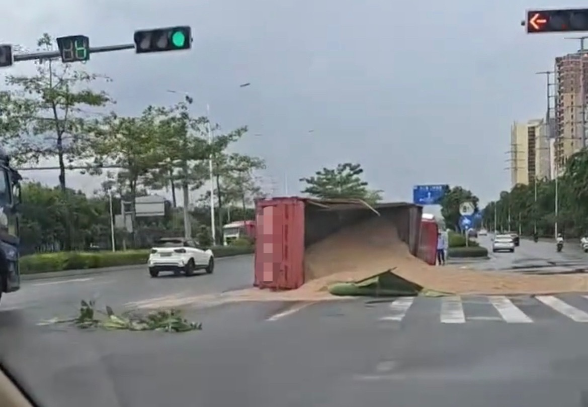 【玉林二环大南路口载沙子的大车发生侧翻】8月22日，玉林市二环路大南路口一辆载满