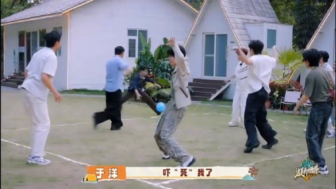 邵兵和时代少年团融为一体了 真的没想到适配度这么高！邵兵完全跟上弟弟们的脑回路，