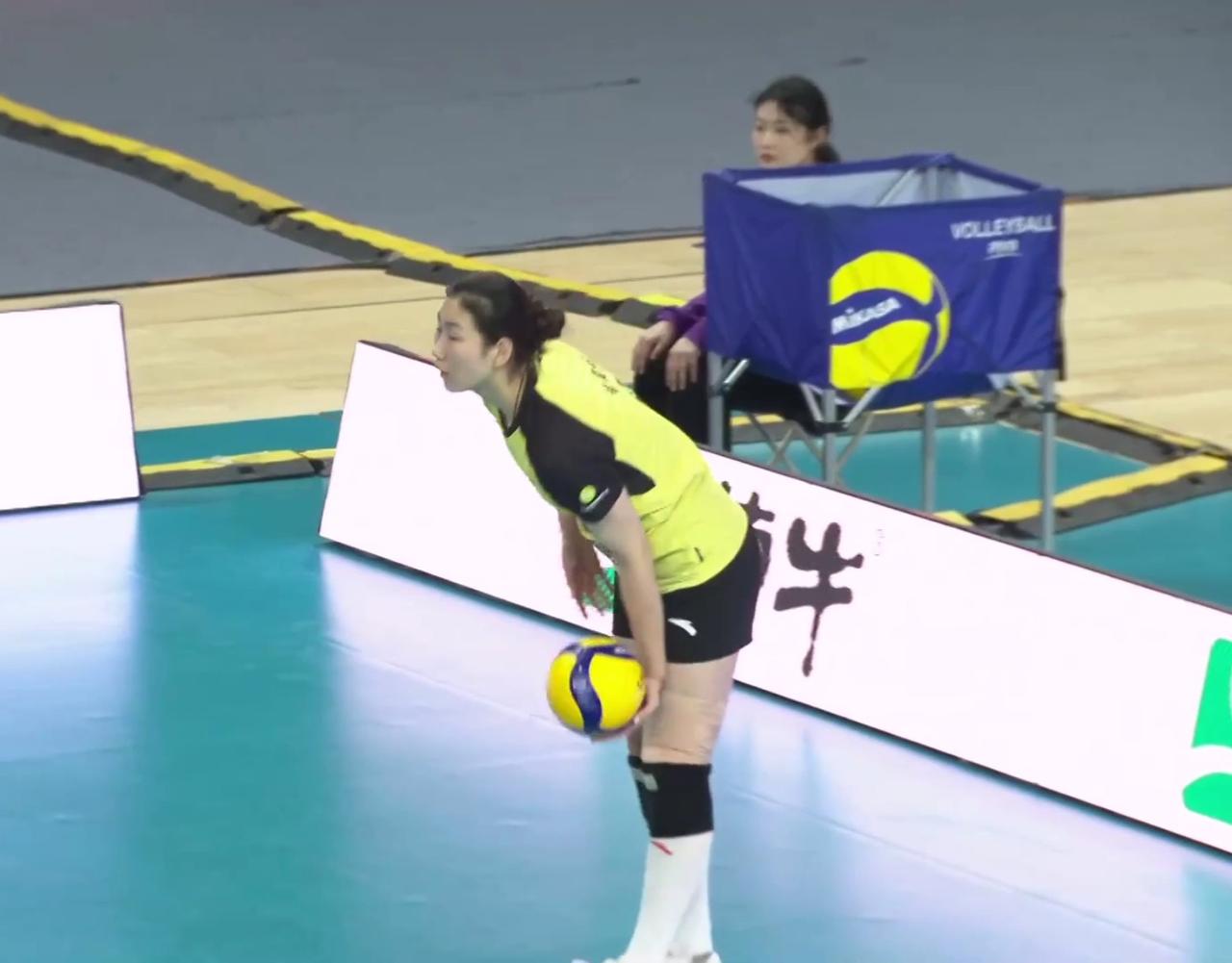 25:16，随着李晨暄大力发球落地，山东胜第三局，大比分3:0胜了第二回合比赛，