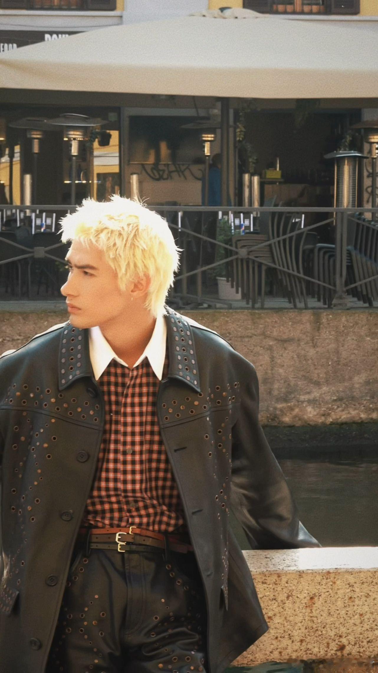 米卡赵美延同框 看到米卡白发配晒黑皮肤的那一刻，脑子里第一反应就是沸羊羊你怎么从