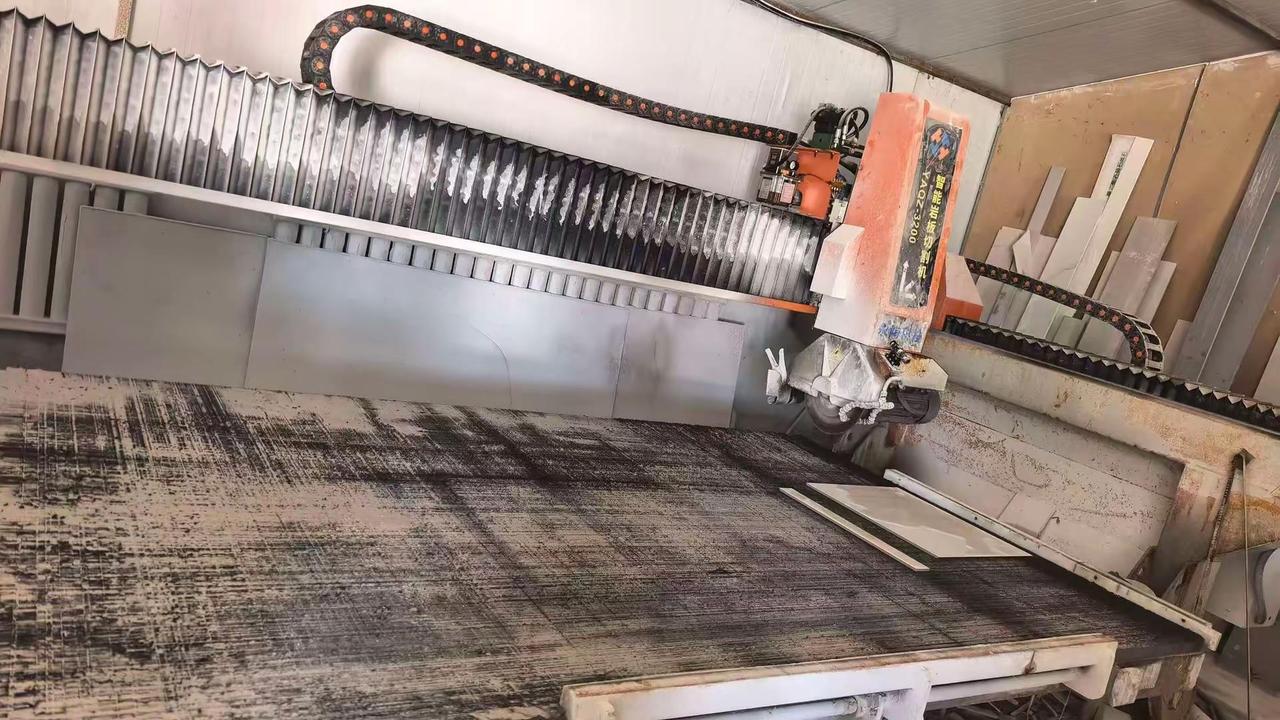 三轴桥切。永陶三轴桥切石材数控设备 操机仔的日常工作 电气自动化技术设备维修