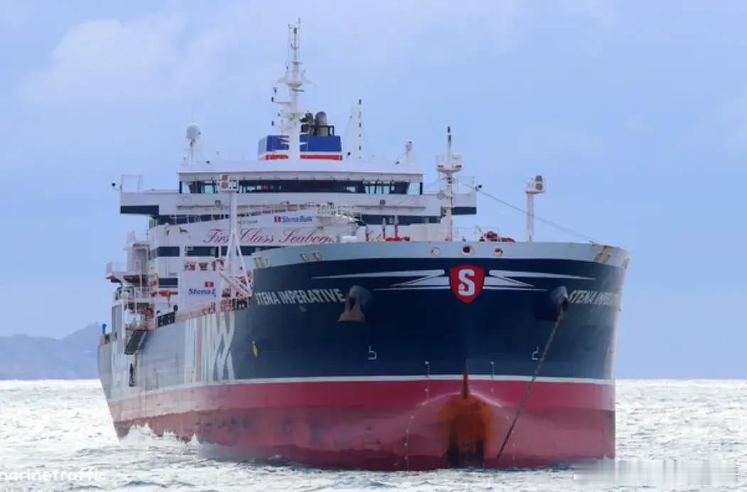 美军航母击落无人机 伊朗炮艇逼近美油轮 