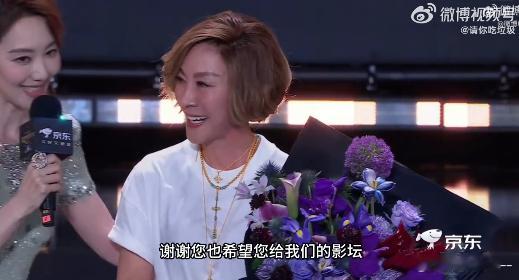 杨紫琼哭了 追梦路上的坚持终会开花结果，杨紫琼斩获奥斯卡影后是华人之光，落泪尽显