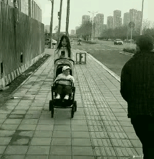 恶人的新套路，让人防不胜防，带小孩的母亲一定要注意，当有人在抢你财物的时候，一定