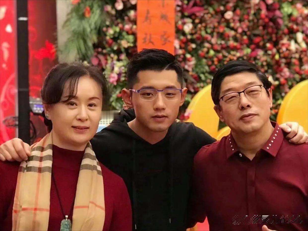 张继科晒全家福，张继科更像他父亲。
一家三口都是高颜值，妈妈长得很漂亮。
一把好