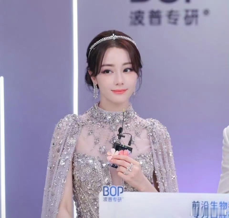 迪丽热巴今晚直播造型🈶，状态是不是回春了？ 