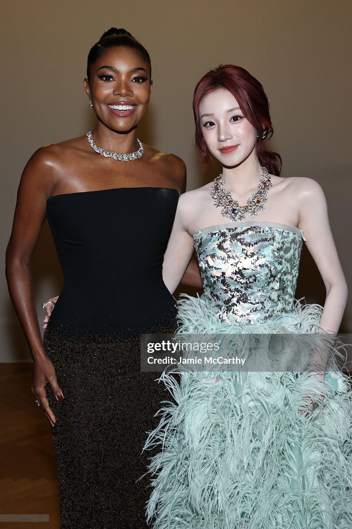 宋雨琦出席Tiffany&Co纽约品牌活动，身着Wang Feng羽毛亮片礼服搭