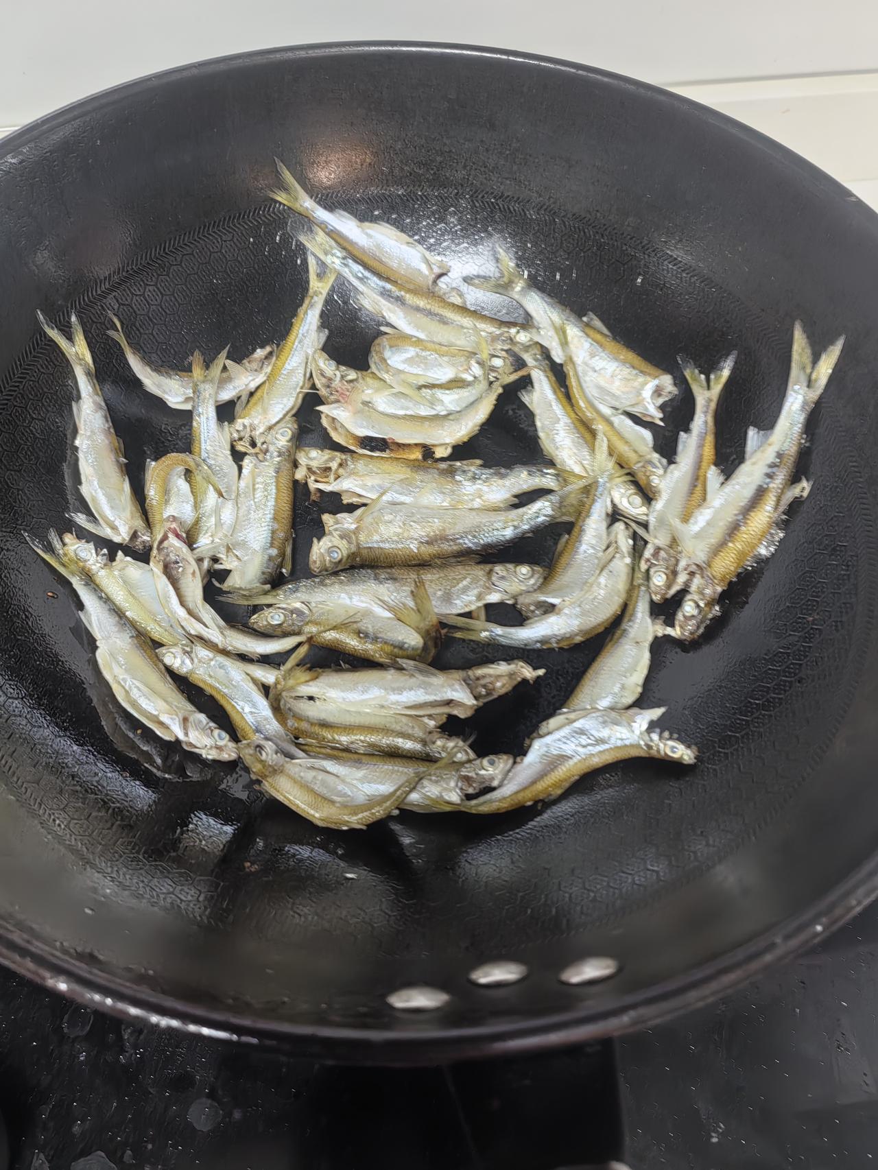白条是掠食型鱼类，一旦天气回暖，它们喜欢群居且在表面居多。要想鱼获多，首先找准钓