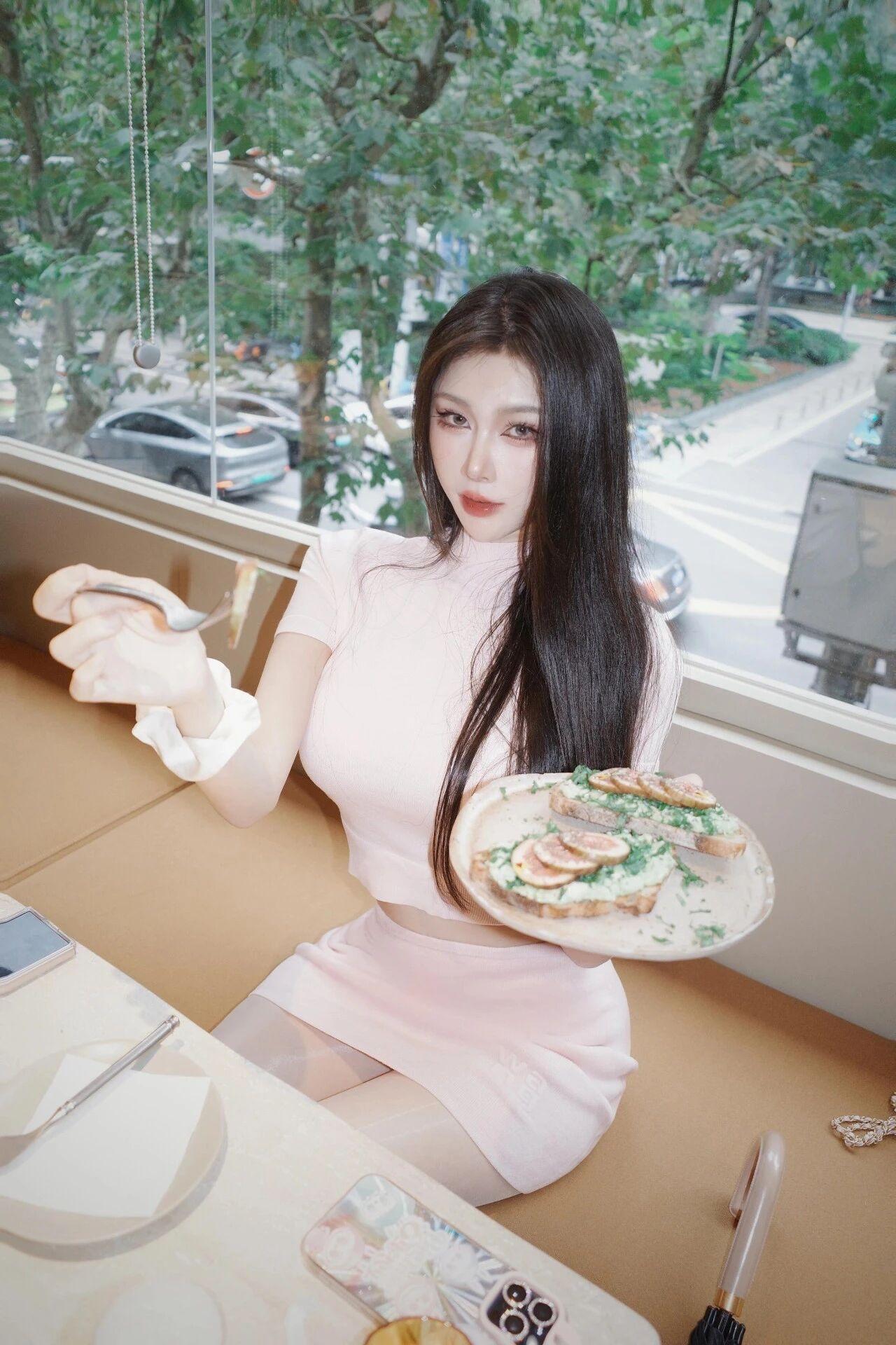 甜欲风穿搭｜浅粉两件套，把少女感和性感平衡得刚刚好粉色穿搭风格