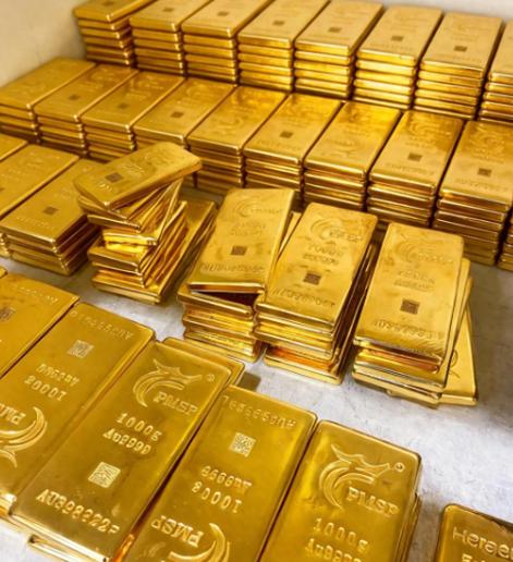 上个月，我闺蜜花500块买了个金戒指，美滋滋说“保值”。我劝她：“现在金价高，别